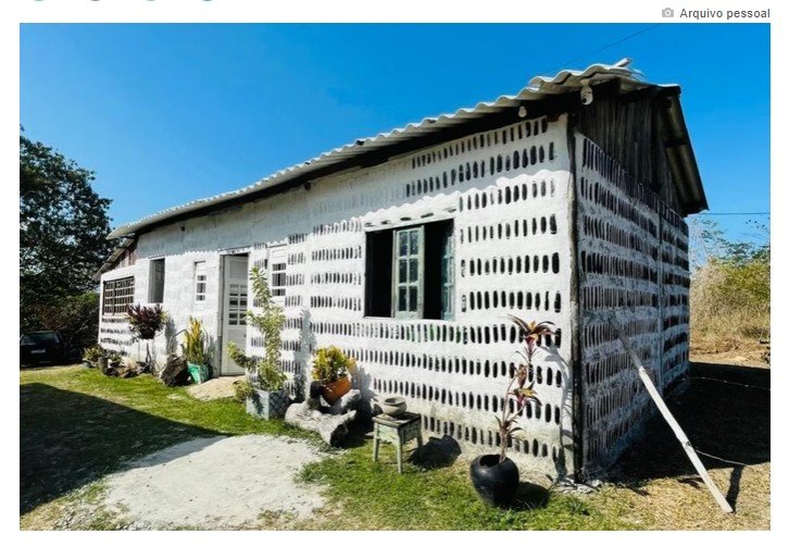 Do lixo à moradia: mãe e filha constroem casa com 8 mil garrafas