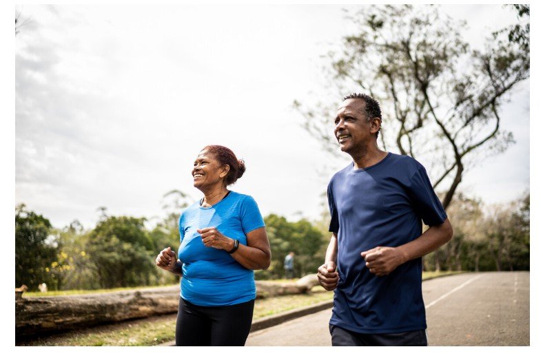 Caminhar é ótimo após os 60, mas esse exercício trabalha o corpo inteiro: ele protege o coração, fortalece músculos, melhora o humor e ainda preserva a função cognitiva