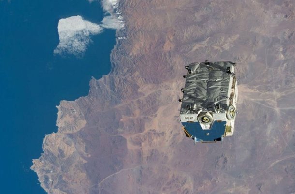 ESTAÇÃO ESPACIAL INTERNACIONAL JOGA PACOTE DE 2,9 T DE LIXO NO ESPAÇO