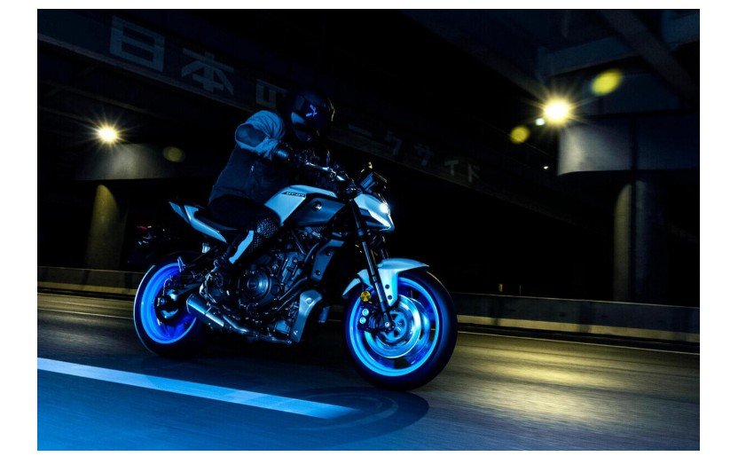 A mais recente ideia maluca da Yamaha: um sistema de escape com um motor que te faz inclinar a moto ainda mais; e pode chegar na próxima MT