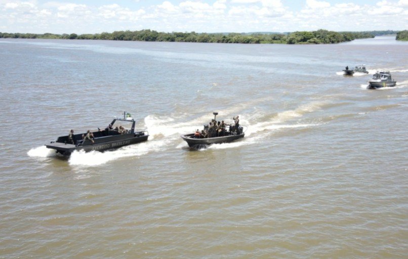 Exército Brasileiro testa nova embarcação blindada no Rio Paraná