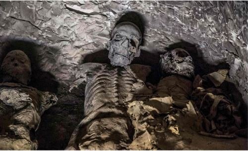 Descobriram uma Múmia de 3Mil anos "Inteirinha" no Egito