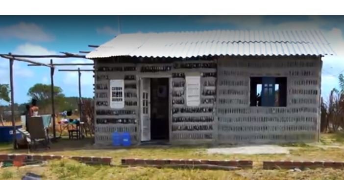 Ameaçadas de despejo, mãe e filha erguem casa com mais de 4 mil garrafas tiradas do lixo. (Fotos)