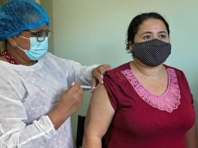 100 MORADORES DE COMUNIDADES SÃO VACINADOS CONTRA COVID NA NOVA GALILEIA