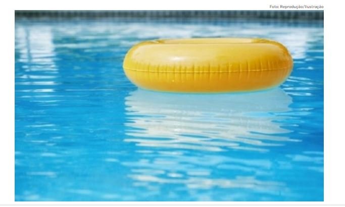 Menina de dois anos cai em piscina de casa e morre afogada