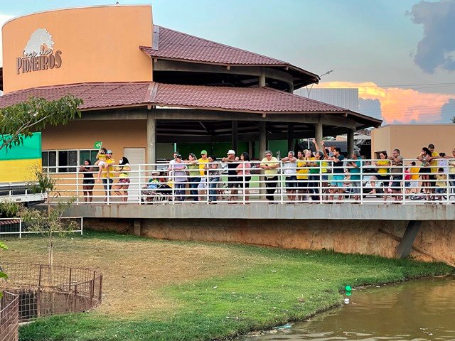 Povo em Colíder protesta nas ruas e faz concentração no Lago dos Pioneiros.