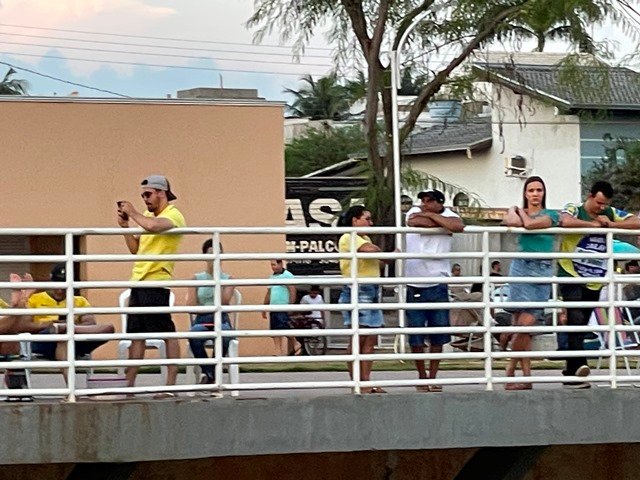 Povo em Colíder protesta nas ruas e faz concentração no Lago dos Pioneiros.