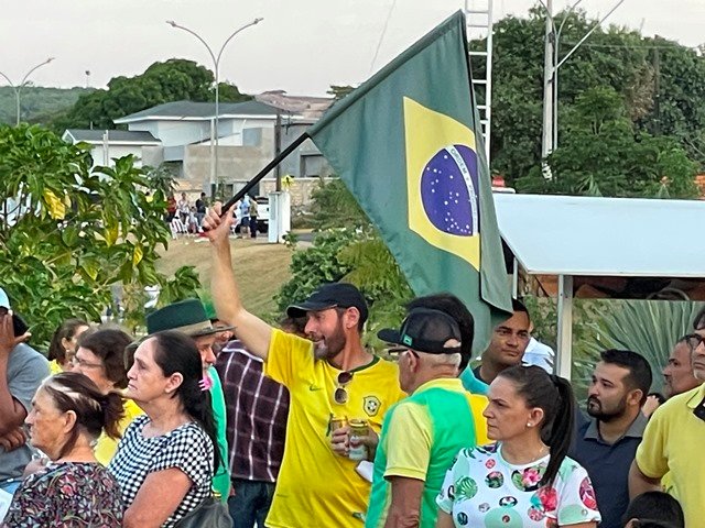 Povo em Colíder protesta nas ruas e faz concentração no Lago dos Pioneiros.