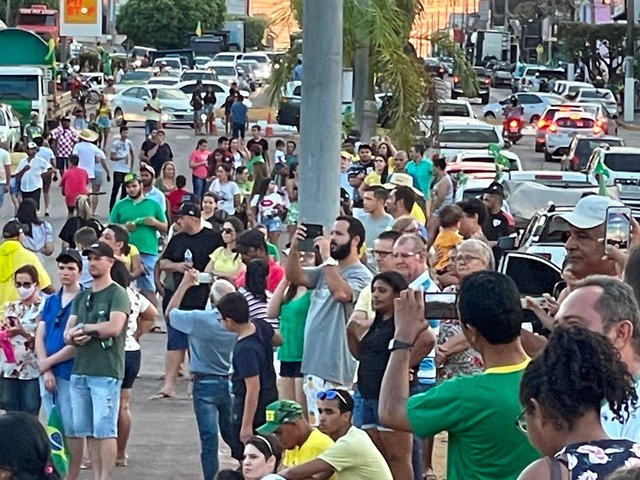 Povo em Colíder protesta nas ruas e faz concentração no Lago dos Pioneiros.