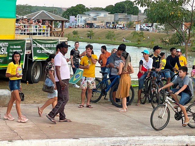 Povo em Colíder protesta nas ruas e faz concentração no Lago dos Pioneiros.
