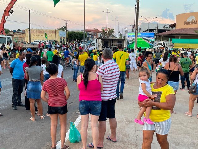 Povo em Colíder protesta nas ruas e faz concentração no Lago dos Pioneiros.