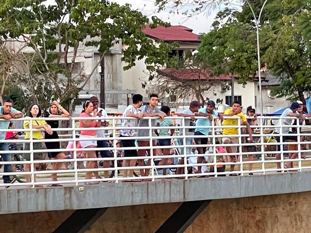 Povo em Colíder protesta nas ruas e faz concentração no Lago dos Pioneiros.