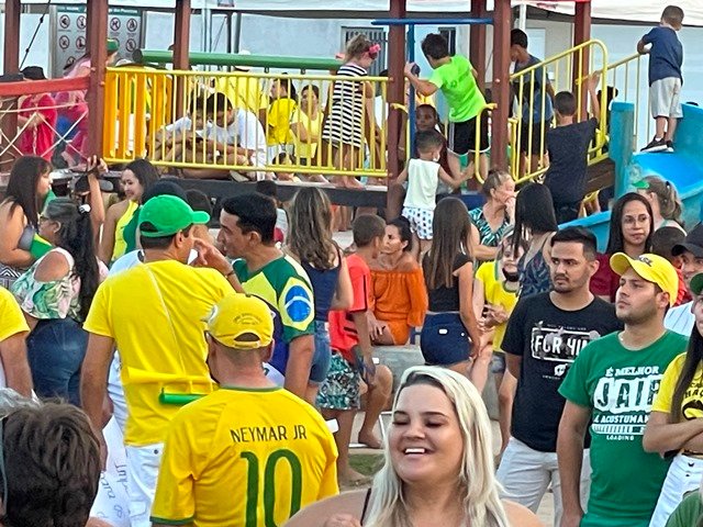 Povo em Colíder protesta nas ruas e faz concentração no Lago dos Pioneiros.
