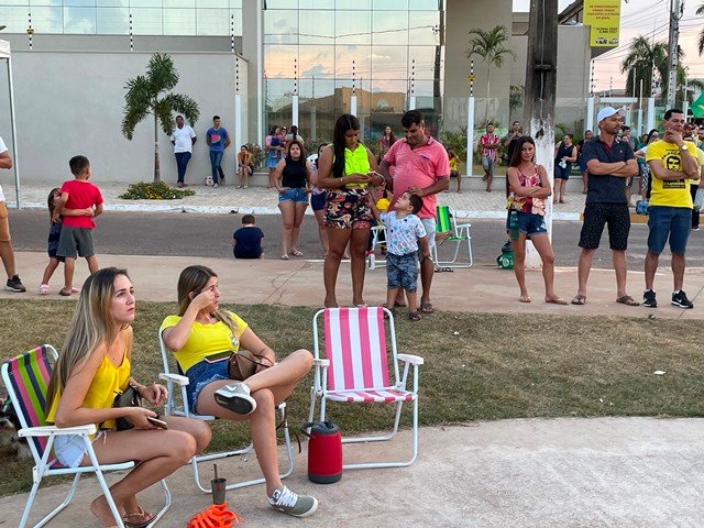 Povo em Colíder protesta nas ruas e faz concentração no Lago dos Pioneiros.