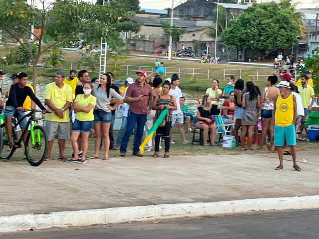 Povo em Colíder protesta nas ruas e faz concentração no Lago dos Pioneiros.