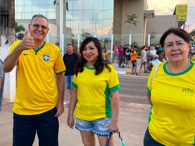 Povo em Colíder protesta nas ruas e faz concentração no Lago dos Pioneiros.