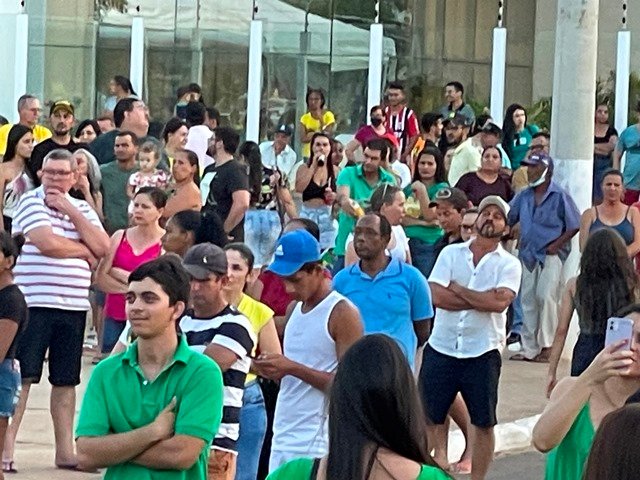 Povo em Colíder protesta nas ruas e faz concentração no Lago dos Pioneiros.