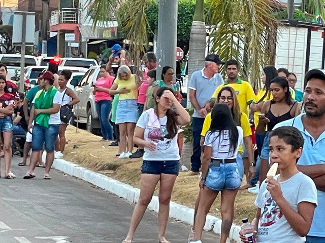 Povo em Colíder protesta nas ruas e faz concentração no Lago dos Pioneiros.
