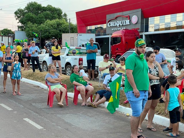 Povo em Colíder protesta nas ruas e faz concentração no Lago dos Pioneiros.