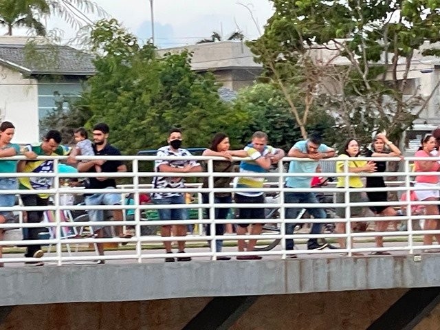 Povo em Colíder protesta nas ruas e faz concentração no Lago dos Pioneiros.