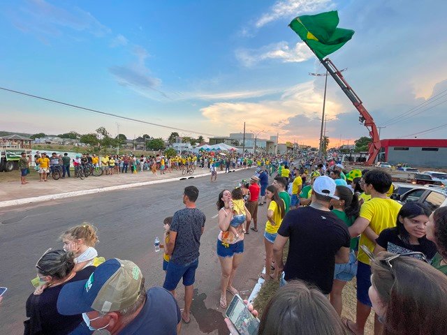 Povo em Colíder protesta nas ruas e faz concentração no Lago dos Pioneiros.