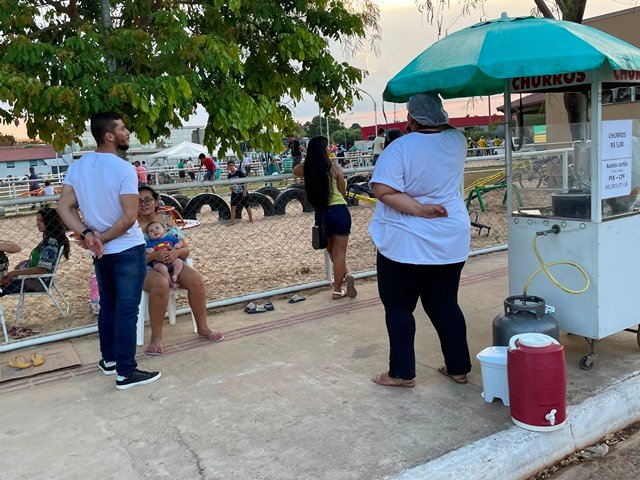 Povo em Colíder protesta nas ruas e faz concentração no Lago dos Pioneiros.