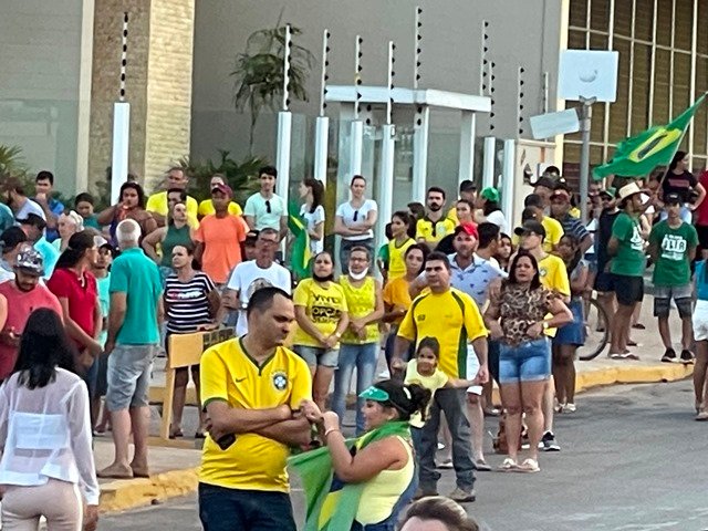 Povo em Colíder protesta nas ruas e faz concentração no Lago dos Pioneiros.