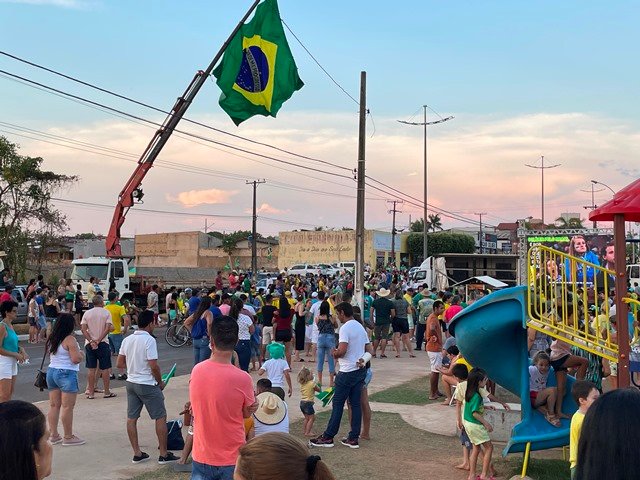 Povo em Colíder protesta nas ruas e faz concentração no Lago dos Pioneiros.