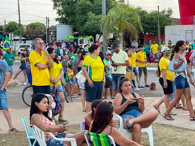 Povo em Colíder protesta nas ruas e faz concentração no Lago dos Pioneiros.