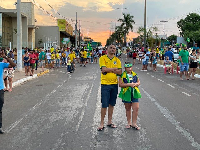 Povo em Colíder protesta nas ruas e faz concentração no Lago dos Pioneiros.