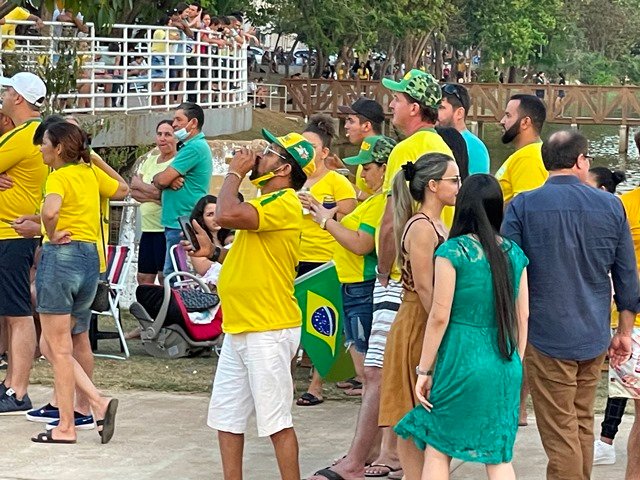 Povo em Colíder protesta nas ruas e faz concentração no Lago dos Pioneiros.