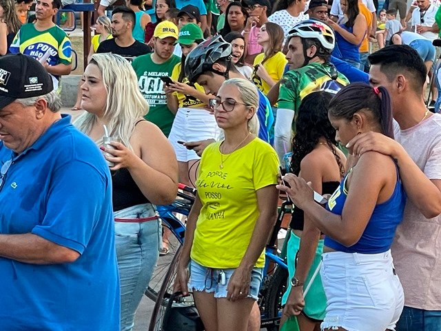Povo em Colíder protesta nas ruas e faz concentração no Lago dos Pioneiros.
