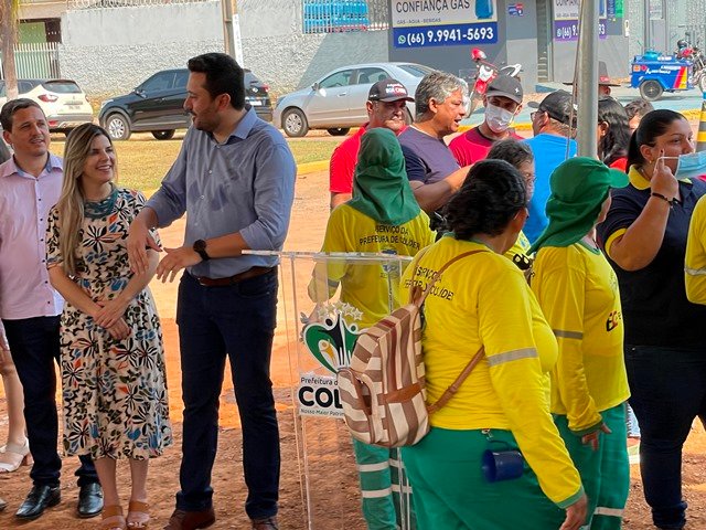 Prefeito Maninho de Colíder alem da entrega da Usina Asfaltica entrega diversos veiculos para as Secretarias