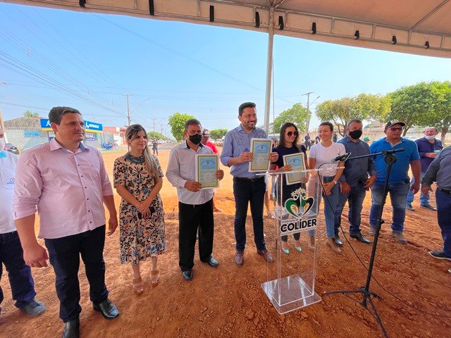 Prefeito Maninho de Colíder alem da entrega da Usina Asfaltica entrega diversos veiculos para as Secretarias