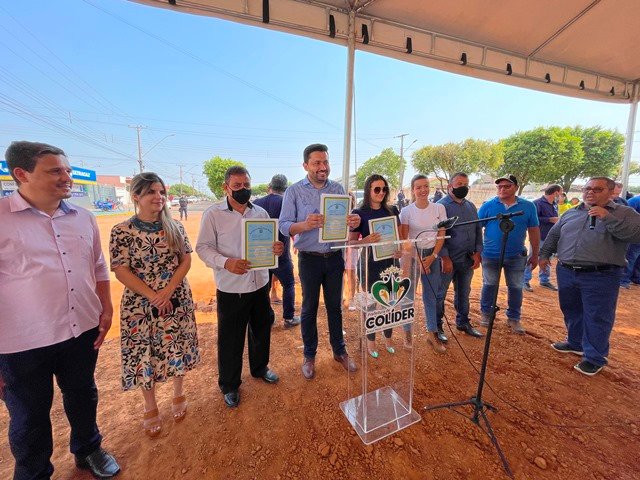 Prefeito Maninho de Colíder alem da entrega da Usina Asfaltica entrega diversos veiculos para as Secretarias