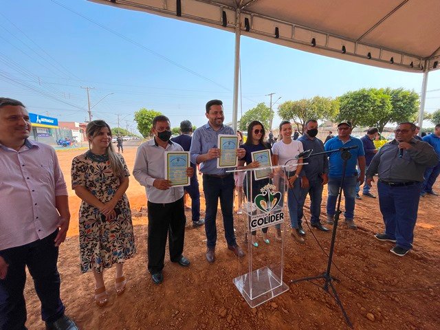 Prefeito Maninho de Colíder alem da entrega da Usina Asfaltica entrega diversos veiculos para as Secretarias