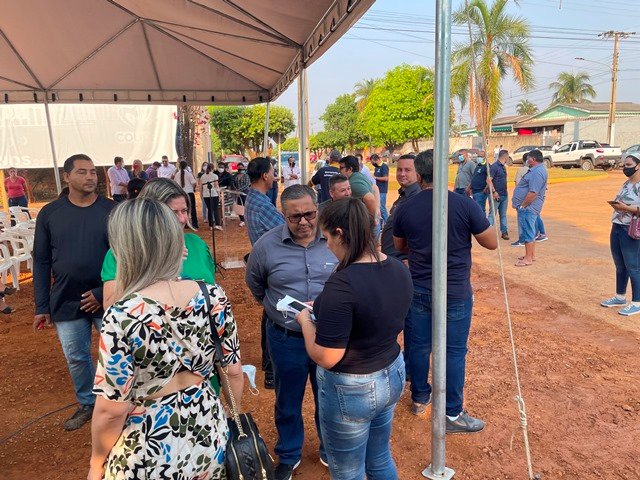 Prefeito Maninho de Colíder alem da entrega da Usina Asfaltica entrega diversos veiculos para as Secretarias