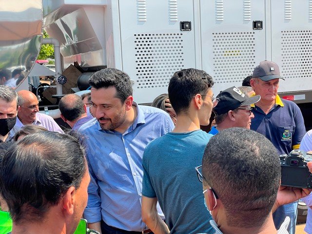 Prefeito Maninho de Colíder alem da entrega da Usina Asfaltica entrega diversos veiculos para as Secretarias