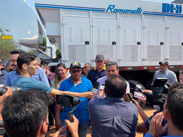 Prefeito Maninho de Colíder alem da entrega da Usina Asfaltica entrega diversos veiculos para as Secretarias