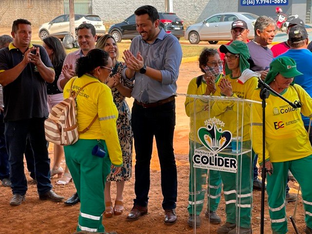 Prefeito Maninho de Colíder alem da entrega da Usina Asfaltica entrega diversos veiculos para as Secretarias