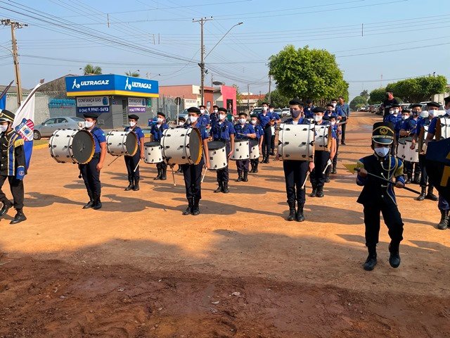 Prefeito Maninho de Colíder alem da entrega da Usina Asfaltica entrega diversos veiculos para as Secretarias