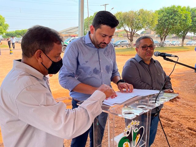 Prefeito Maninho de Colíder alem da entrega da Usina Asfaltica entrega diversos veiculos para as Secretarias