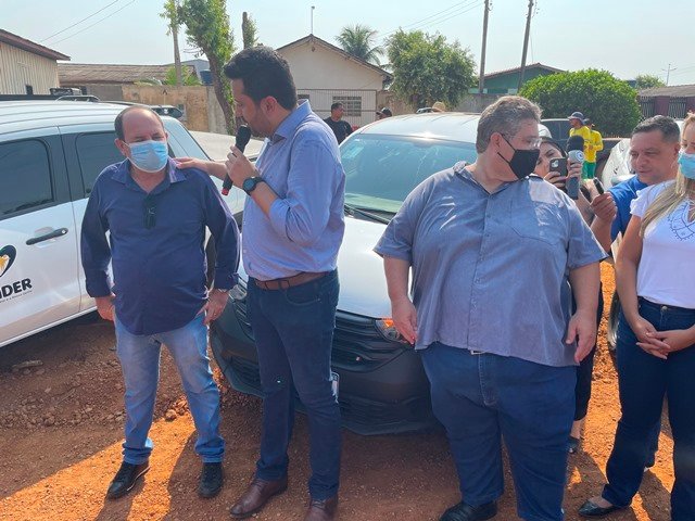 Prefeito Maninho de Colíder alem da entrega da Usina Asfaltica entrega diversos veiculos para as Secretarias