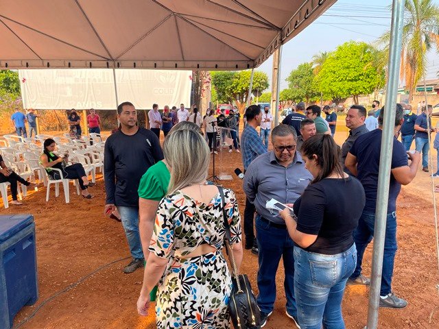 Prefeito Maninho de Colíder alem da entrega da Usina Asfaltica entrega diversos veiculos para as Secretarias