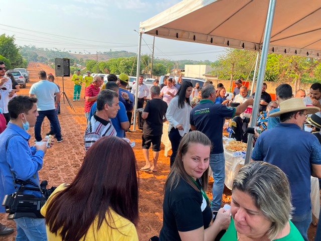 Prefeito Maninho de Colíder alem da entrega da Usina Asfaltica entrega diversos veiculos para as Secretarias