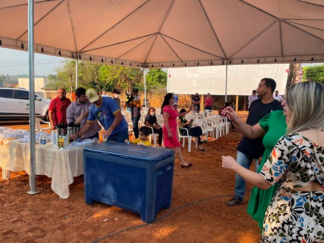 Prefeito Maninho de Colíder alem da entrega da Usina Asfaltica entrega diversos veiculos para as Secretarias