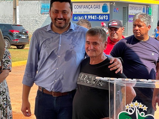 Prefeito Maninho de Colíder alem da entrega da Usina Asfaltica entrega diversos veiculos para as Secretarias