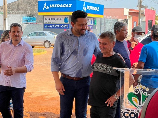 Prefeito Maninho de Colíder alem da entrega da Usina Asfaltica entrega diversos veiculos para as Secretarias