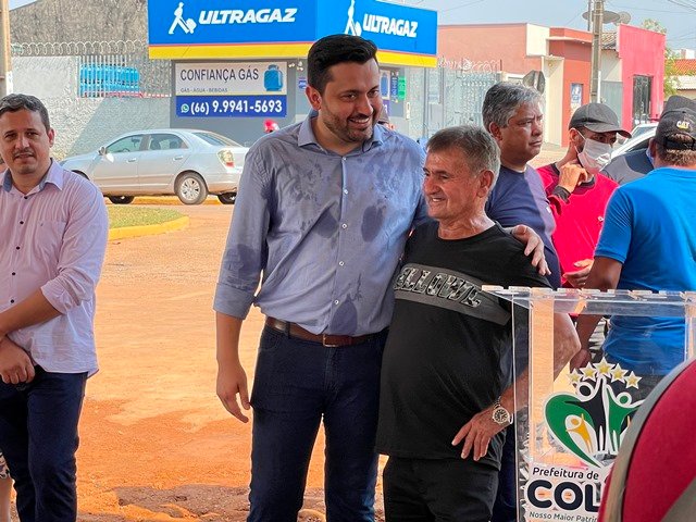 Prefeito Maninho de Colíder alem da entrega da Usina Asfaltica entrega diversos veiculos para as Secretarias