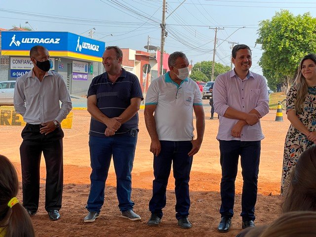 Prefeito Maninho de Colíder alem da entrega da Usina Asfaltica entrega diversos veiculos para as Secretarias